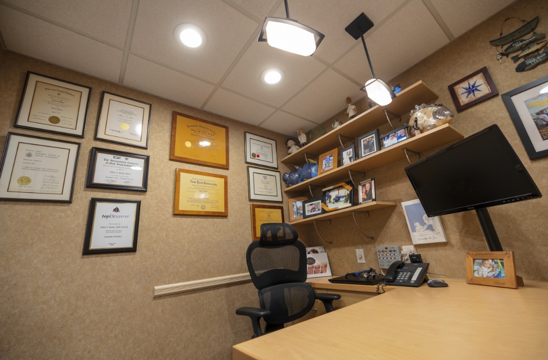 Dental consultation room with a desk and a computer